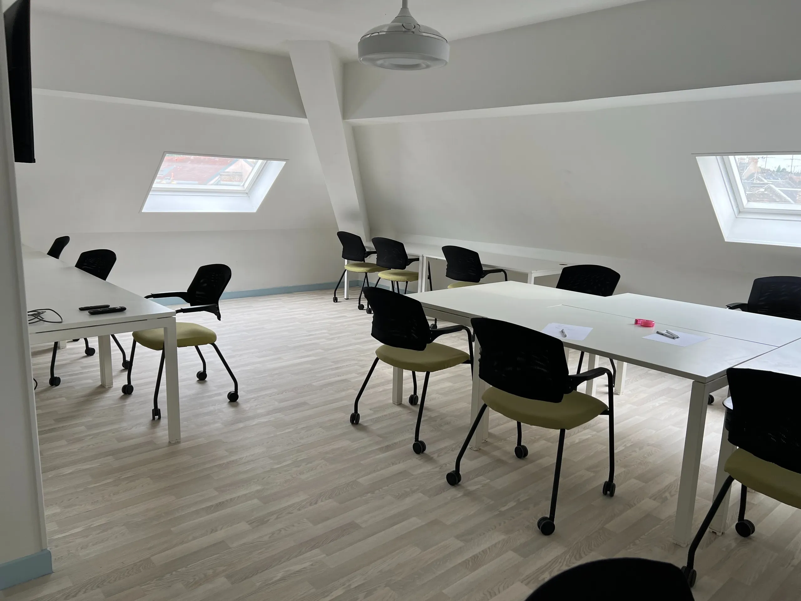 Salle de formation à Amiens dans les locaux de MF Master Formations Centre Européen de formations