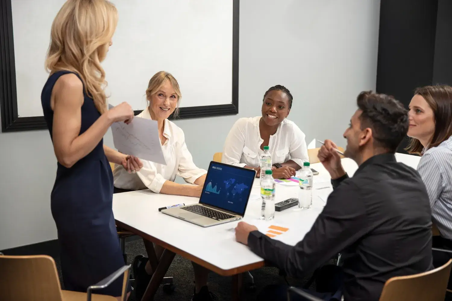 L'assistante RH gère les besoins et organise les sessions de formation pour les collaborateurs.